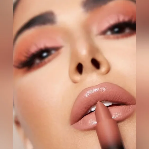 Huda Beauty Power Bullet Cream Glow Bossy Brown lipstick in Empress NEW - Picture 3 of 4